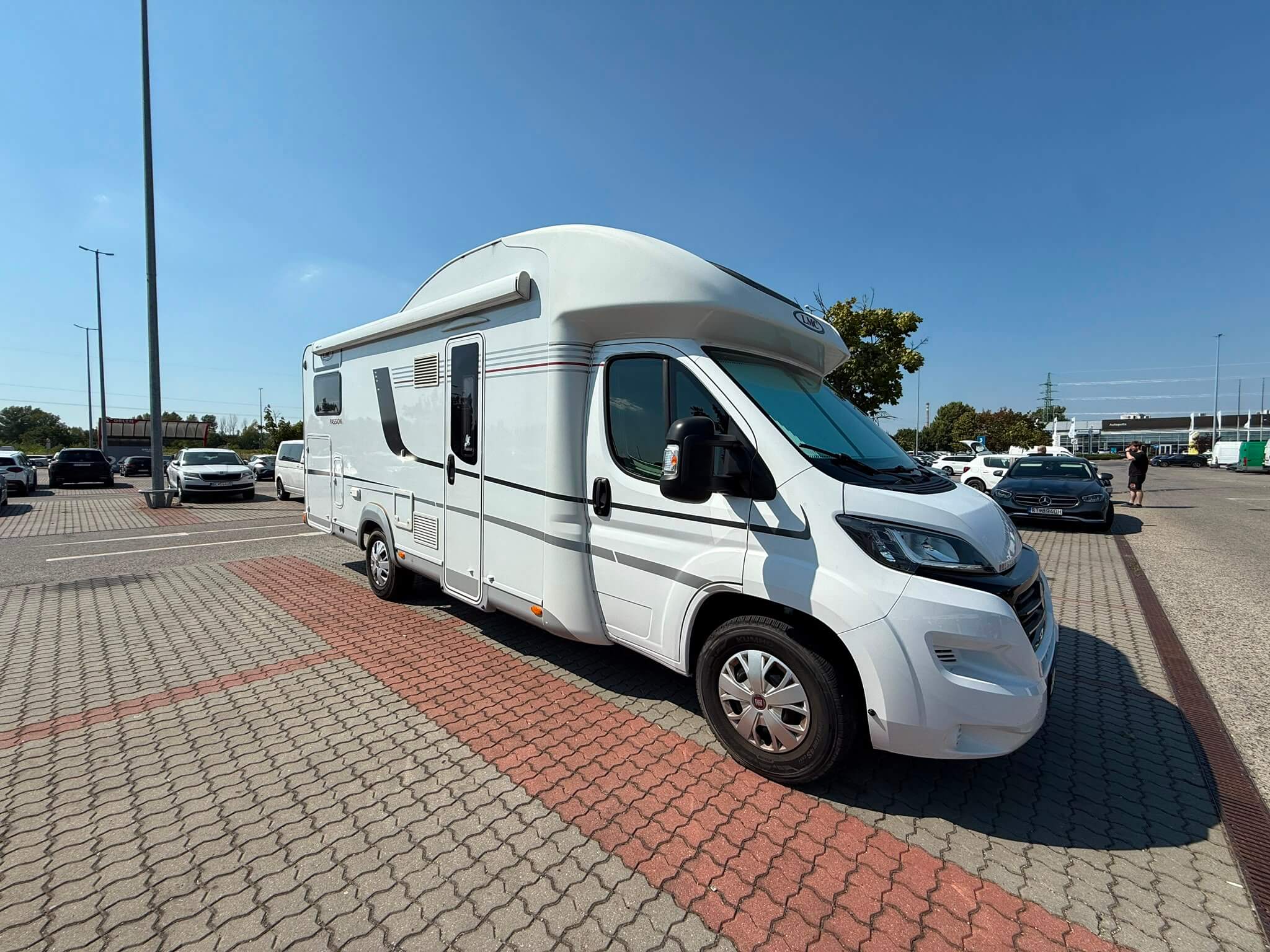 Grand Karavan 2 — vonkajší pohľad