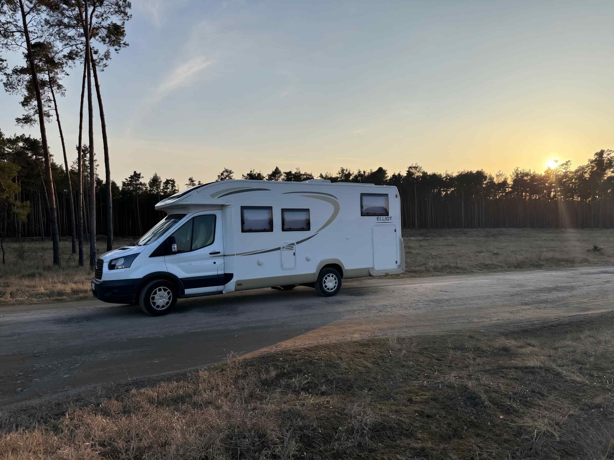 Karavan na horskej ceste